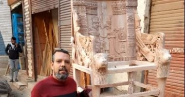 انبهاره بالأصلى دفعه للإبداع.. يوحنا ينحت كرسى توت عنخ آمون من الخشب