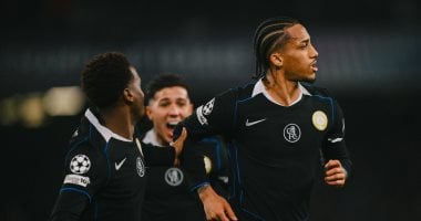 جواو بيدرو هداف تشيلسي يحتفل بالفوز على نابولي