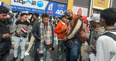 حسن الهلالى يجذب انتباه زوار معرض القاهرة الدولى للكتاب