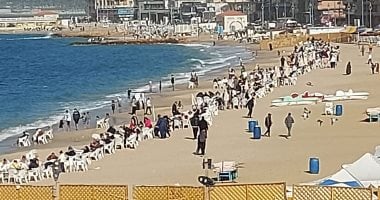 شمس وبحر وهوا.. إقبال كبير على شواطئ الإسكندرية فى إجازة نصف العام.. أجواء شتوية دافئة طوال الأسبوع مع تأخر النوات.. شمس دافئة ساطعة ورياح معتدلة.. تثبيت أسعار دخول الشواطئ فى الشتاء.. رحلات بحرية قصيرة.. فيديو