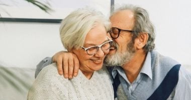 لماذا يقترب الرجال أكثر من زوجاتهم مع تقدمهم فى العمر؟.. 7 أسباب تكشف السر