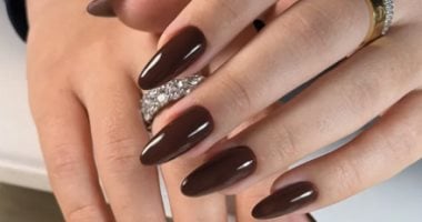 أجمل ألوان الأظافر الداكنة فى شتاء 2026.. من الكرز الداكن للأسود اللامع
