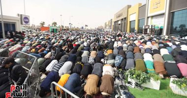 صورة اليوم.. الثقافة والإيمان يجتمعان فى الجمعة الأخيرة بمعرض الكتاب