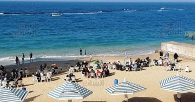 شمس وبحر وهواء نقى.. إقبال كثيف على شواطئ الإسكندرية فى إجازة نصف العام