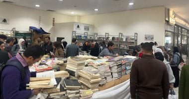إقبال كثيف على جناح الكتب المخفضة بهيئة الكتاب فى معرض الكتاب