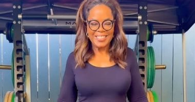 أوبرا وينفرى ترفع الأثقال فى عيد ميلادها الثانى والسبعين.. فيديو