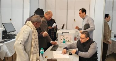 أعضاء عمومية الوفد يدلون بأصواتهم فى انتخابات رئاسة الحزب.. صور