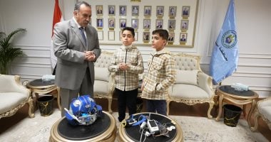 محافظ أسيوط يستقبل مخترعى الخوذة الذكية من طلاب الابتدائى