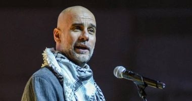 الإسبانى بيب جوارديولا مدرب مانشستر سيتي بالكوفية الفلسطينية