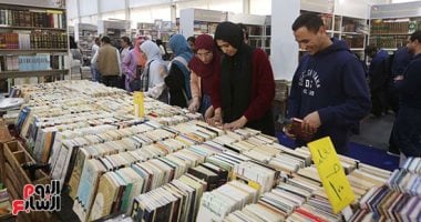 زحام شديد على سور الأزبكية فى معرض القاهرة الدولى للكتاب