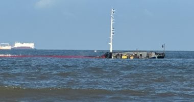 من جنوح مفاجئ إلى مزار سياحي.. القصة الكاملة للسفينة الغارقة على سواحل بورسعيد.. ربان FENER يطلق نداء استغاثة.. تحرك فورى من فرق الإنقاذ البحري بقناة السويس.. والهيئة: الحادث لم يؤثر على حركة الملاحة بالقناة