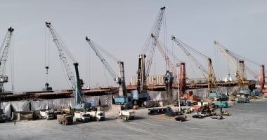 أعمال التفريغ للسفينة