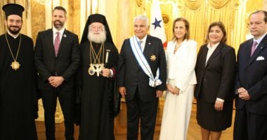 بطريرك الروم الأرثوذكس يزور رئيس جمهورية بنما ويقلده وسام الصليب الأكبر للقديس سابا