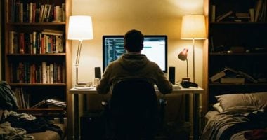 رجل يحبس نفسه في غرفته لمدة عام ليصبح أكثر صحة