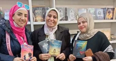 مروة كرم توقع كتابها أما زلت هنا بمعرض القاهرة الدولى للكتاب