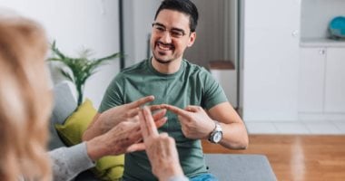 تفسير حلم الحديث مع صديق قديم.. قراءة رمزية للماضى ومشاعر مكبوتة