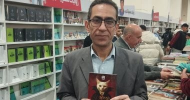 السيد شحته يوقع الأيام الأخيرة فى حياة فرويد بمعرض الكتاب