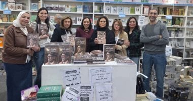 زينب عبد الرزاق توقع "توفيق الحكيم.. رحلة الوعى والروح" فى معرض الكتاب