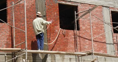 إصابة عامل بإصابات بالغة إثر سقوطه من سقالة بالدور الثالث في أجا بالدقهلية