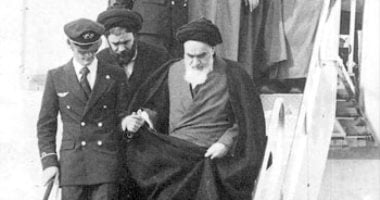 سعيد الشحات يكتب: ذات يوم.. 1 فبراير 1979.. الإمام الخمينى يعود من باريس إلى طهران بعد 14 عاما فى المنفى وأسبوعين على مغادرة الشاه ويصلى صلاة الشهادة بالطائرة والشوارع تكتظ بالملايين لاستقباله   