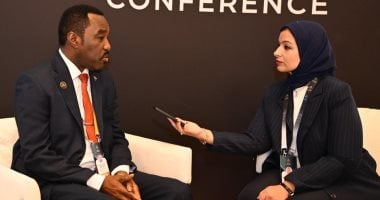 وزير الموارد البشرية السودانى والزميلة آية دعبس 