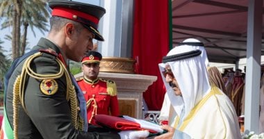 أمير الكويت يحضر مراسم "رفع العلم"