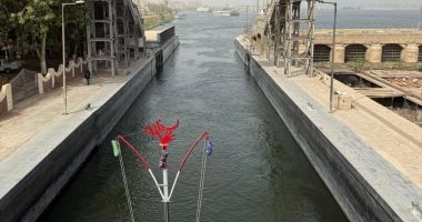 شاهد لحظات المتعة للسائحين مع عبور المراكب النيلية لمنطقة هويس إسنا