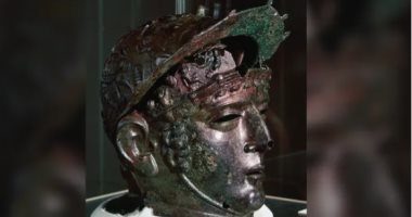 خوذة على شكل قناع وجه لضابط من سلاح الفرسان الرومانى قبل 1900 عام