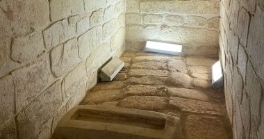 داخل الثالوث المقدس بالمقبرة 