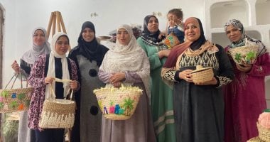 دهشور.. حكايات كفاح ترويها أيادى أمهات مبدعات.. يكافحن بالعمل اليدوى رغم قسوة الظروف لتعليم الأبناء وضمان مستقبل أفضل لهم.. من الحلفا صنعن التحف وخلّصوا البيئة من المخلفات الزراعية.. صور