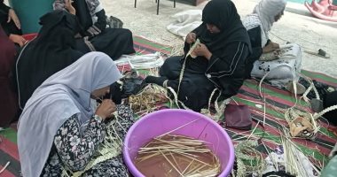 حرف تراثية لا تندثر.. أنامل سيدات وفتيات أسوان تنتج قطع فنية فريدة من مخلفات النخيل