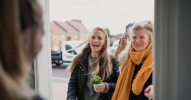 تفسير حلم زيارة صديقك القديم لمنزلك.. تصالح مع الماضى ورغبة فى الاستقرار