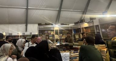 عروض دعائية لجذب الزوار على مكتبات سور الأزبكية بمعرض الكتاب