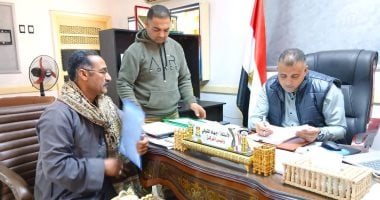 رئيس مركز الداخلة بالوادى الجديد يناقش مشكلات المواطنين ويوجه بحلها  