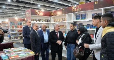 جولة موسعة لرئيس الهيئة الوطنية للصحافة بأجنحة المؤسسات القومية فى معرض الكتاب