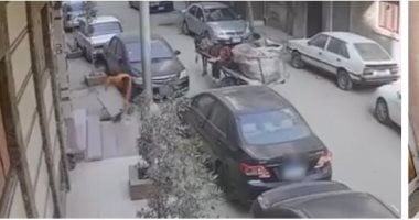 فيديو "سرقة غطاء الصرف" يقود 3 عمال بأسيوط إلى خلف القضبان.. تفاصيل