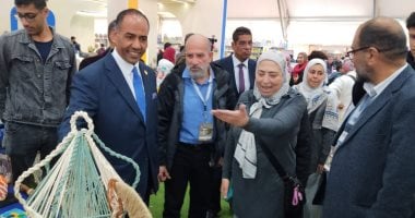 خالد أبو الليل يتفقد جناحى سور الأزبكية والطفل بمعرض الكتاب