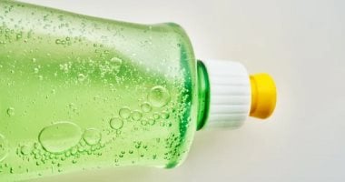 6 أشياء ينظفها سائل غسل الصحون بكفاءة مذهلة.. بقع الملابس الأبرز 