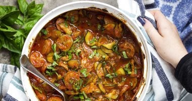 طريقة عمل صينية الكوسة بالسجق.. لذيذة ومغذية 