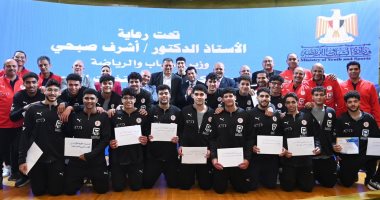 وزير الرياضة يكرم منتخب اليد مواليد 2008 بعد التتويج بفضية بطولة العالم