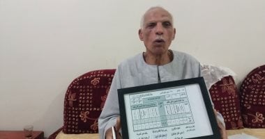 عنده 74 سنة و20 حفيدا.. حكاية نجاح عم عطية فى أولى إعدادى ببنى سويف.. فيديو