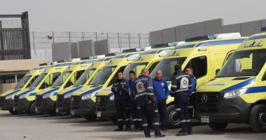 استمرار تواجد سيارات الإسعاف أمام معبر رفح لليوم الثانى من فتح المعبر