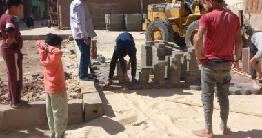 بلاط الإنترلوك يزين شوارع منطقة الراهبات بأرمنت الحيط غرب الأقصر.. صور