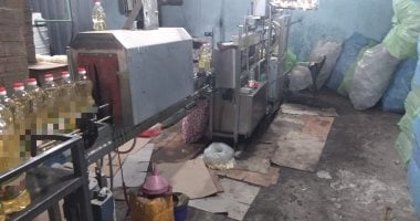 ضبط كيان مخالف لتصنيع وتعبئة زيوت الطعام بأشمون واستخدام علامة تجارية وهمية