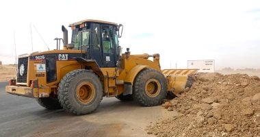 توسعة المدخل الرئيسى لقرية غرب الموهوب بالداخلة استعدادا لإنشاء بوابة رئيسية