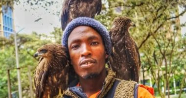 رجل الطيور فى نيروبى.. حكاية مشرد يحرس الكائنات الجريحة بكينيا "فيديو"