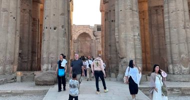مشاهد ساحرة لبهجة سياح العالم بين أعمدة وأروقة معبد الأقصر.. صور