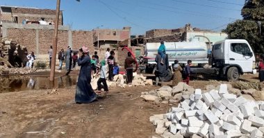 مدينة إسنا توفر 4 سيارات كسح لإنهاء معاناة أهالى عزبة على بدر .. صور  