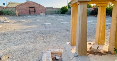مقابر الإيطاليين بمدينة القصير جنوب البحر الأحمر تحكى فصولًا من تاريخ طويل فى إنتاج الفوسفات بأقدم مدن المحافظة .. المقابر لقيت اهتمامًا ملكيًا عندما أمر الملك فؤاد الأول ببناء سور حولها.. صور