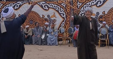 هيبة الكبار في حلقة التحطيب.. عم صبري عميد لاعبي قنا 80 عاما ولسه بيمارس اللعبة.. صور